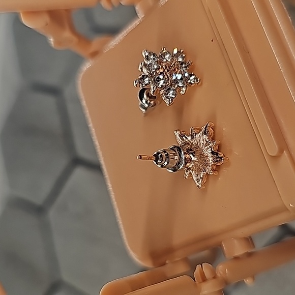 Snowflake Earrings - Picture 4 of 4